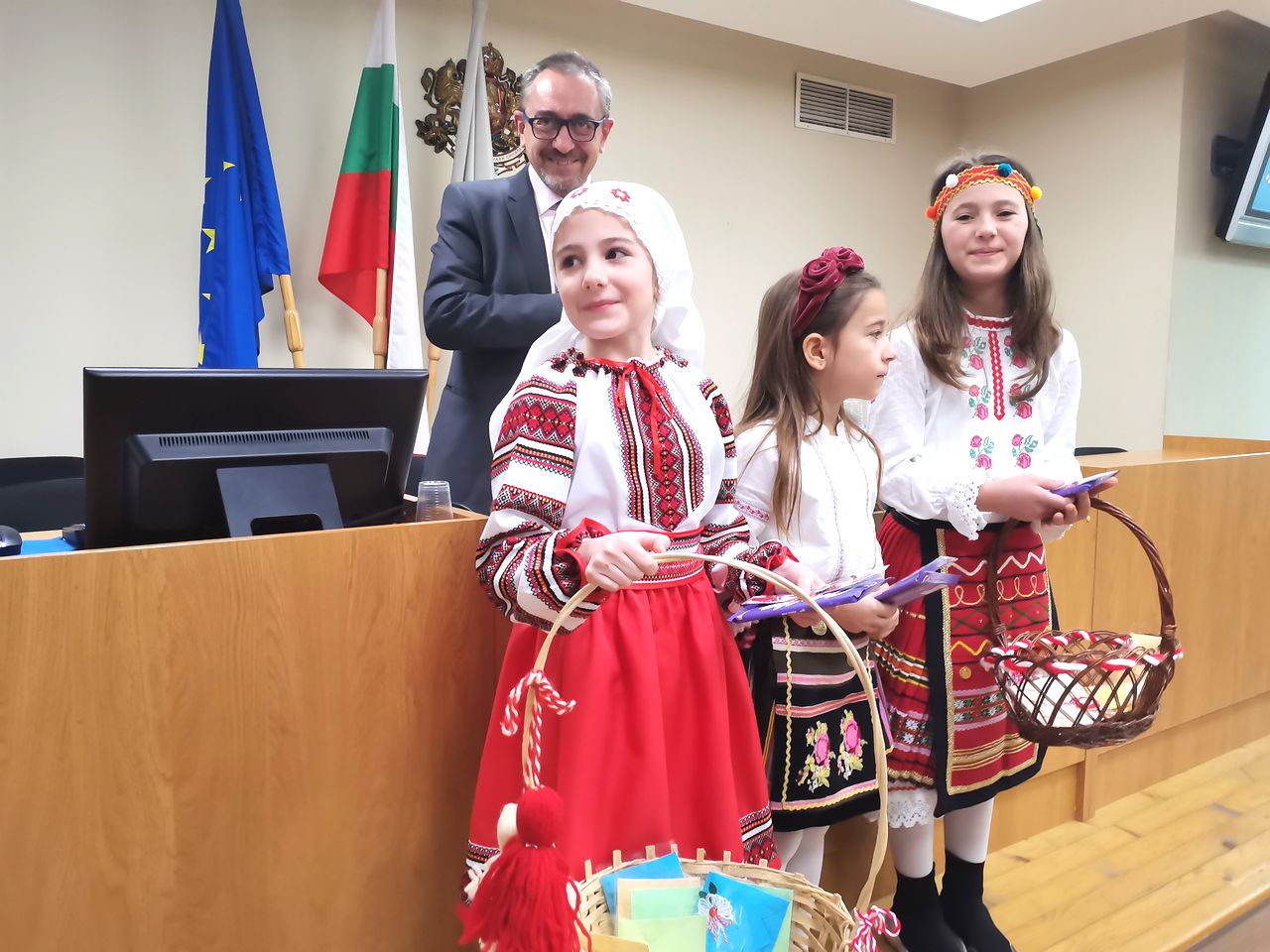 Деца подариха мартеници за здраве в Общински съвет - Плевен